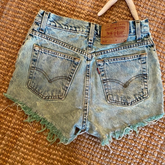 Levi’s tinge of green shorts - Picture 4 of 4